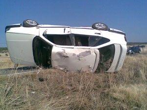 BEYŞEHİRDE OTOMOBİL TAKLA ATTI: 1 YARALI