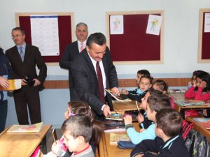 Başkan Tutal, Öğrencilere karne hediyesi dağıttı