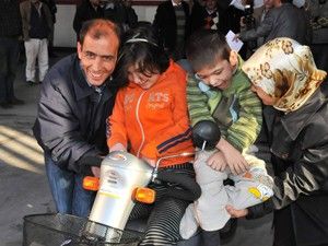 Akşehir'de 20 engelliye akülü araç