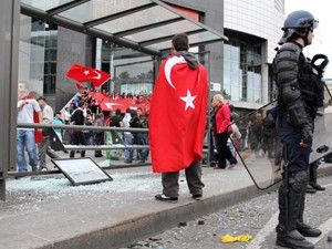 Paris'te Türk eylemcilere saldırı