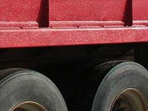 Kamyonun kasa kapağı işçinin kafasına düştü