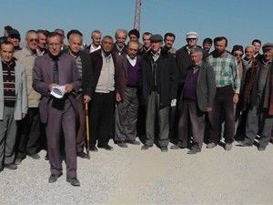 Köyun yolunu kapatan yola köylü tepkisi
