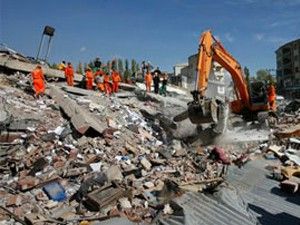 Depremde kaybolan öğretmen bulunamadı