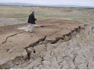 Van Gölü kıyısında esrarengiz yarıklar
