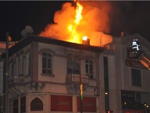 Konya'da tarihi bina alev alev yandı