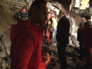 Arkadaşını enkazdan sağ çıkardı