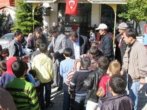 Derbentli çocuklar oyuncaklarla mutlu