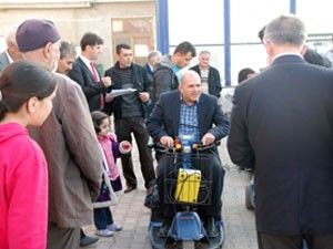 Akşehir Belediyesi 20 akülü engelli aracı dağıttı