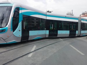 Tramvay bu kez de raydan çıktı!