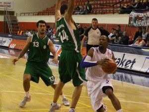 Üniversite Lidere boyun eğdi: 86-78