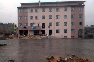 PKK'lılar okulu yıkmaya çalıştı!