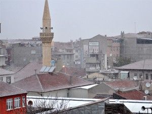 Karaman'da yılın ilk karı yağdı