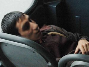 Lise öğrencisi otobüs durağında bıçaklandı