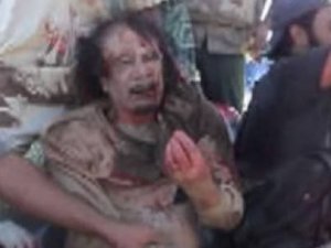 Kaddafi'nin yeni linç edilme görüntüleri