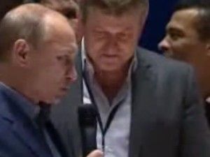 Vladimir Putin'e ıslık şoku