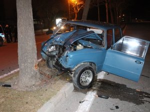 Hatıp yolunda ehliyetsiz sürücü ağaca çarptı