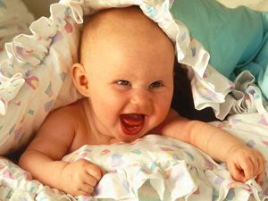 Gülümsemeyen bebekte görmeme riski