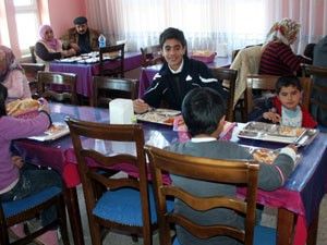 Depremde evleri hasar gören 47 kişi Beyşehirde öğretmenevine yerleştirildi