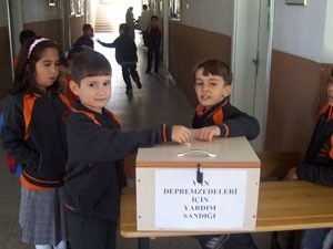 Öğrenciler, harçlıklarını depremzedelere bağışladı
