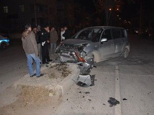 Karaman'da kamyonet ile otomobil çarpıştı: 1 yaralı