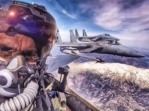 Türk pilotun Suudi pilotlarla selfie'si