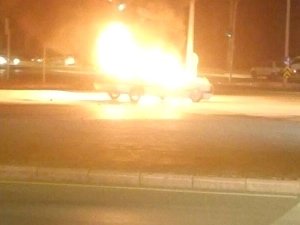 Işıklarda Bekleyen Otomobil Alev Alev Yandı