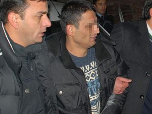 Gizlendiği evden kaçarken yakalandı