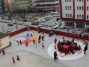 Cihanbeyli’de Okullara Oyun Alanları Çiziliyor