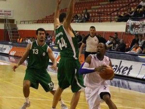 Üniversite farklı galip: 71-82