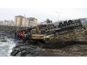 Tır, Deniz Kenarındaki Kayalıklara Uçtu: 1 Ölü