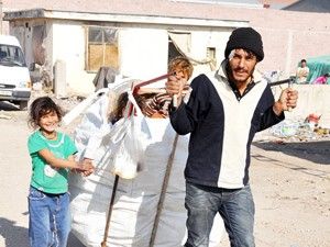 Çöpte bulduğu çantayı sahibine verdi