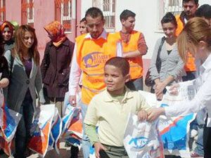 Staj yaptıkları köy okulunda öğrencilere yardım ettiler