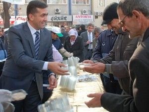 Meramda 25 bin kişiye aşure ikramı