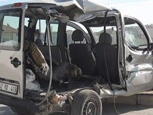 Tren kamyonetle çarpıştı