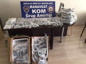 Manavgat’ta 770 Adet Gümrük Kaçağı Saat Ele Geçirildi