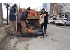 Muş’ta Bozulan Yollar Onarılıyor