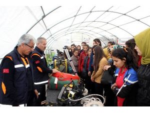 Arama Kurtarma Çadırına Öğrenciler Yoğun İlgi Gösteriyor