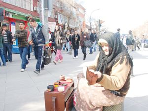 Bir elinde ayakkabı, bir elinde boya