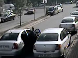 5 saniyede arabayı böyle soydular!