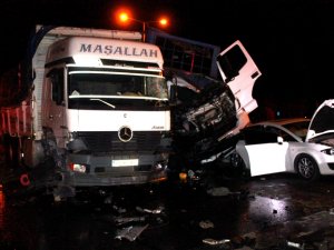 Tır, Kırmızı Işıkta Bekleyen Dört Aracı Biçti: 2 Yaralı