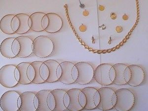 Kuyumcudan gerdanlık çalarken yakalandılar