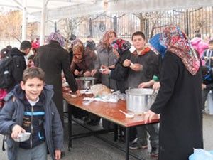 Öğrencilere aşure ikramı
