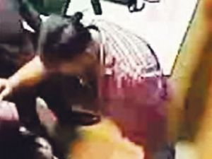 Dayakçı polisler görevden uzaklaştırıldı