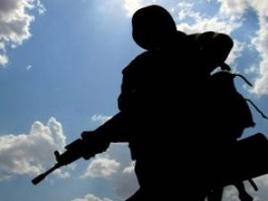 Cinnet geçiren asker 2 komutanını öldürdü