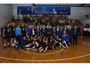 Vali Ve Başkan Voleybol Maçını İzledi