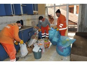 İzmit’te Bir Çöp Ev, Üç Kamyonla Boşaltılabildi