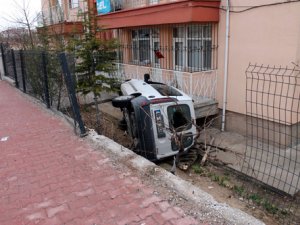 Hafif ticari araç evin bahçesine uçtu: 1 yaralı