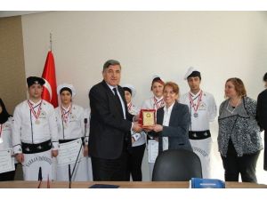 Rektör Başarılı Aşçılara Plaket Verdi