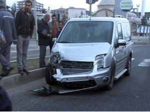 Ambulansla Otomobil Çarpıştı: 3 Yaralı