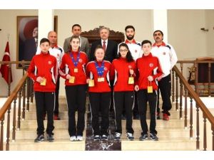 Vali Kahraman Avrupa Şampiyonasını Kazanan Sporcuları Tebrik Etti